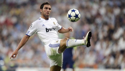 电竞投注平台-激情失控！马竞主帅场边咆哮指挥，曼联球员怒摔水瓶引爆冲突