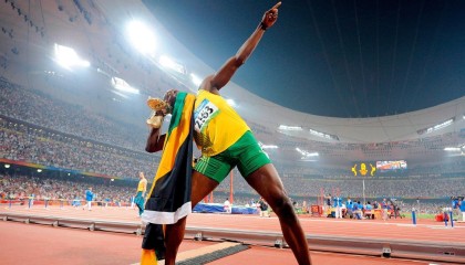 -本泽马破荒之夜，巴萨球迷高唱助威诠释足球温度